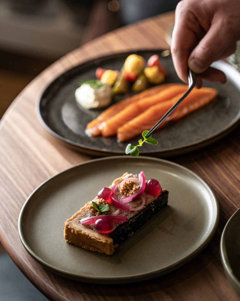 Gril, pivo, terasa a výhled na Hrad: V hotelu Fairmont Golden Prague se otevřela restaurace Greenhouse