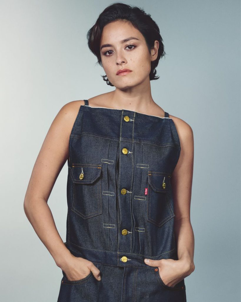 Levi’s se spolu se značkou sacai rozhodly dát ikonickým denim kouskům novou podobu