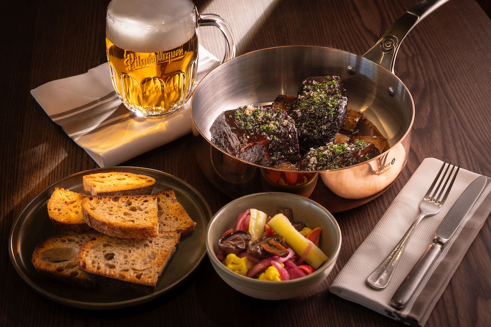Gril, pivo, terasa a výhled na Hrad: V hotelu Fairmont Golden Prague se otevřela restaurace Greenhouse