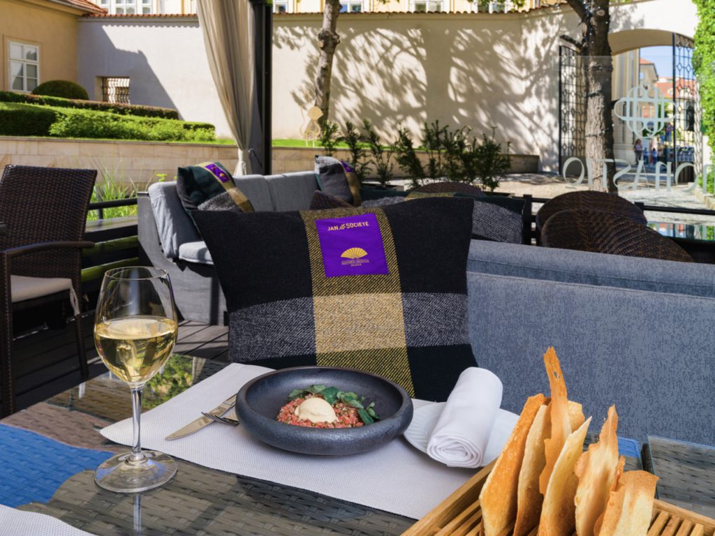 Restaurace Monastiq servíruje léto: sezónní chutě, letní terasa i speciální obědové menu