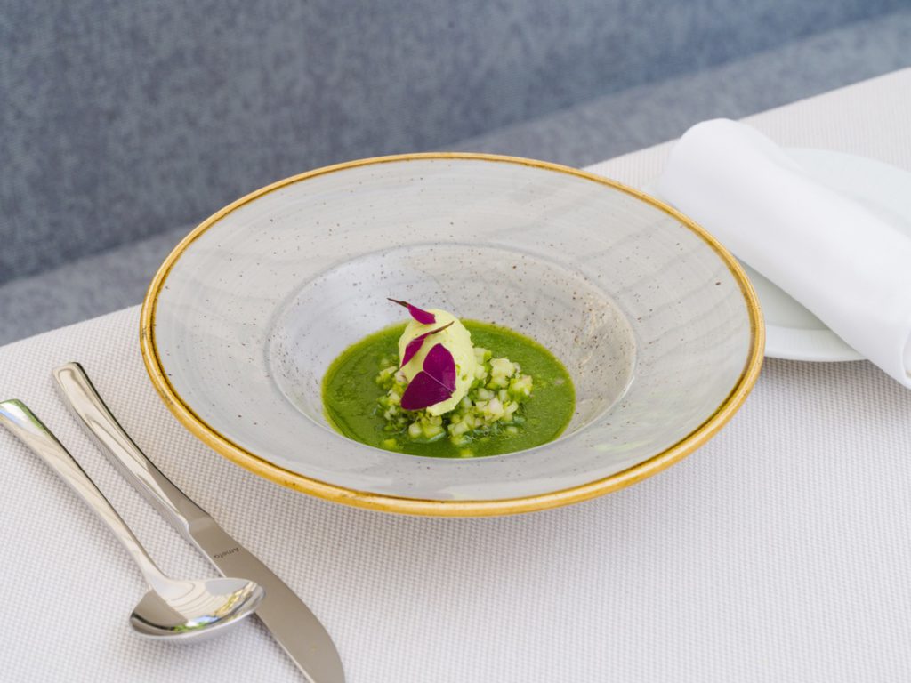 Restaurace Monastiq servíruje léto: sezónní chutě, letní terasa i speciální obědové menu