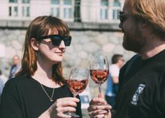 Rašínovo nábřeží: Už tuto sobotu dorazí do Prahy 25 vinařů. Probíhat zde bude 14. ročník festivalu Růžový máj
