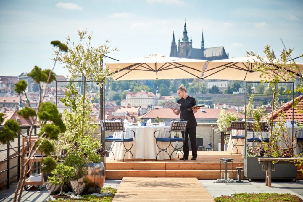 Japonská elegance pod širým nebem: Restaurace MIRU se vrací na střechu Four Seasons Hotel Prague
