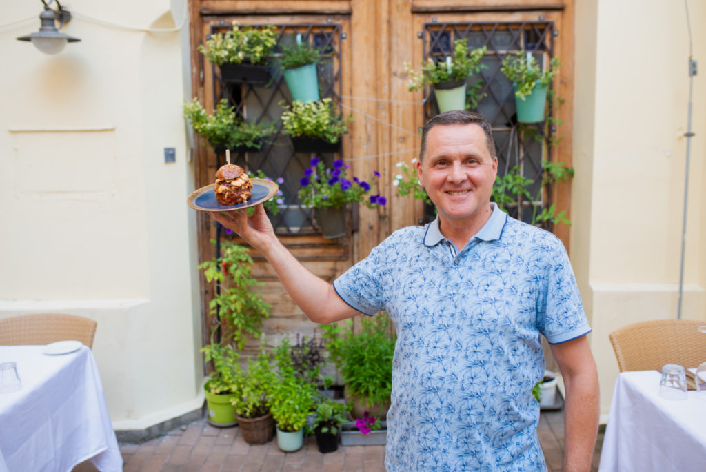 Domácí burgerová párty ve stylu špičkové gastronomie. Yurij Kolesnik uvádí nový Burger Party Set