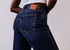 Křivkám lichotící 501 Curve. Novinka od značky Levi’s si pohrála s ikonickým modelem džín