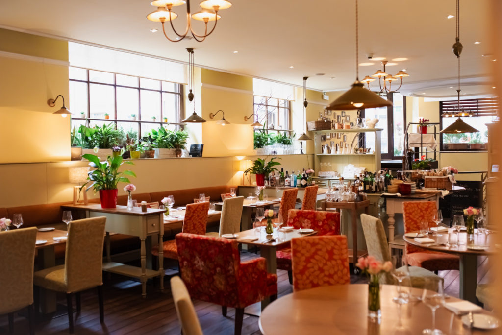 Restaurace La Veranda uvádí nové sezónní menu inspirované vůní lesa a výraznými chutěmi masa