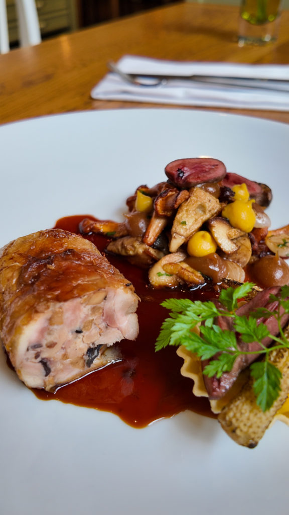 Restaurace La Veranda uvádí nové sezónní menu inspirované vůní lesa a výraznými chutěmi masa