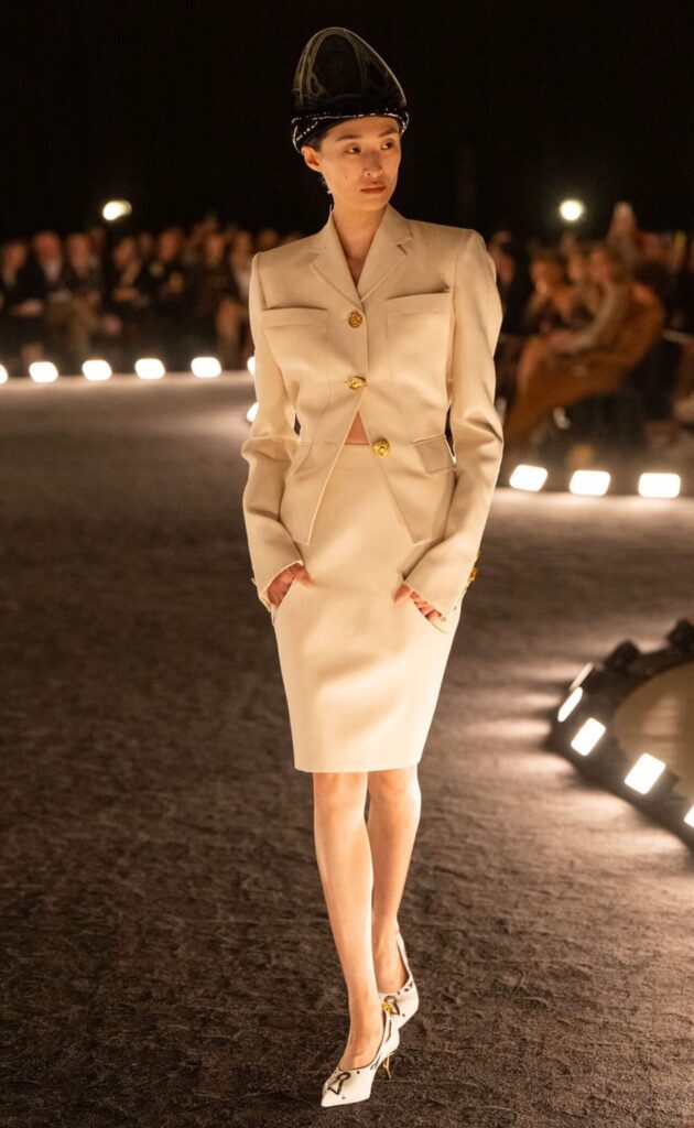 Rovnováha i dotek futurismu. Největší trendy z Pařížského Fashion Weeku