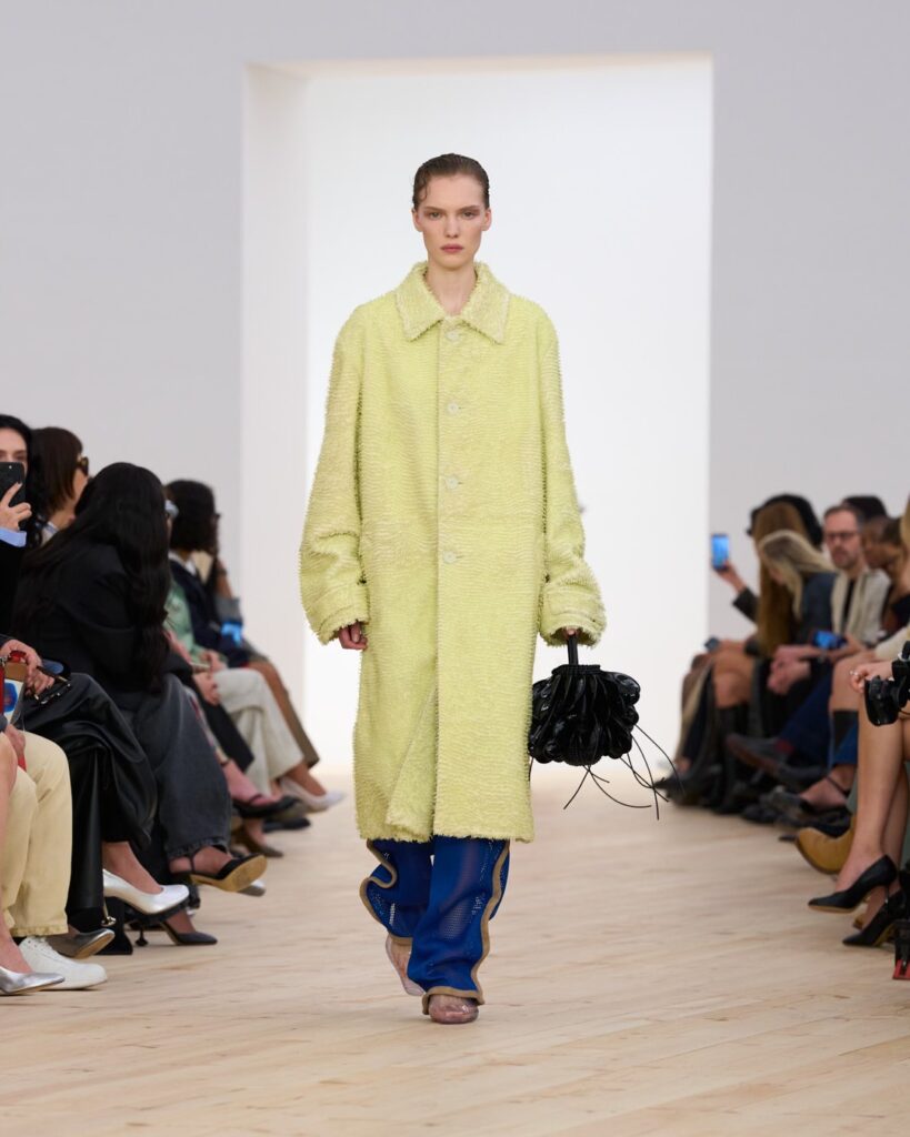 Rovnováha i dotek futurismu. Největší trendy z Pařížského Fashion Weeku