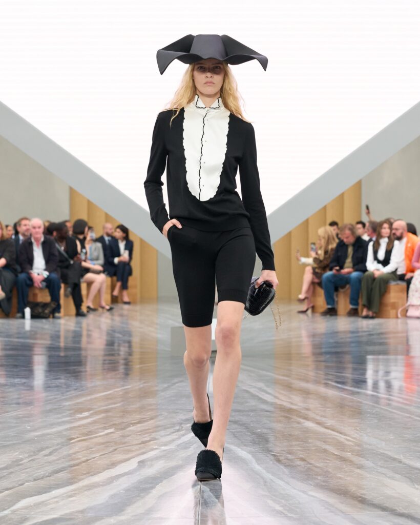 Rovnováha i dotek futurismu. Největší trendy z Pařížského Fashion Weeku