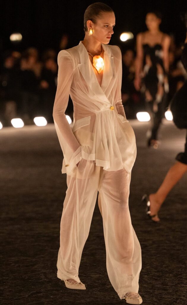 Rovnováha i dotek futurismu. Největší trendy z Pařížského Fashion Weeku