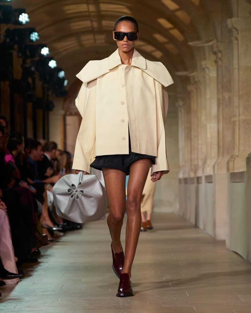 Rovnováha i dotek futurismu. Největší trendy z Pařížského Fashion Weeku