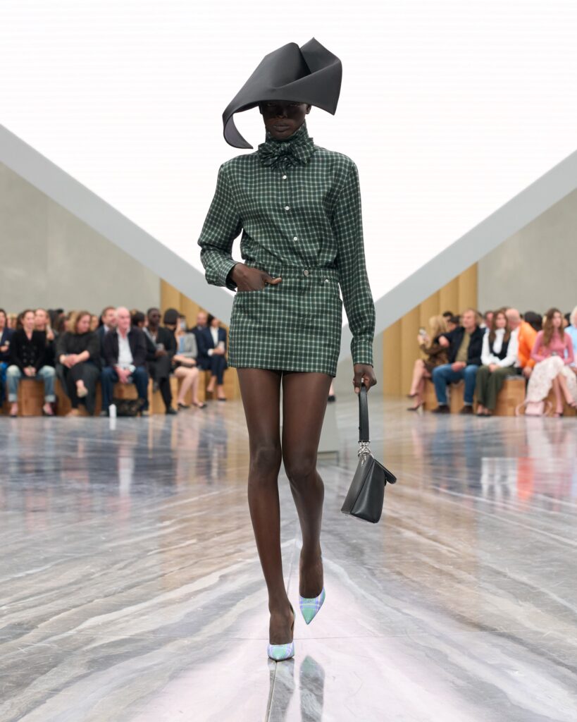 Rovnováha i dotek futurismu. Největší trendy z Pařížského Fashion Weeku