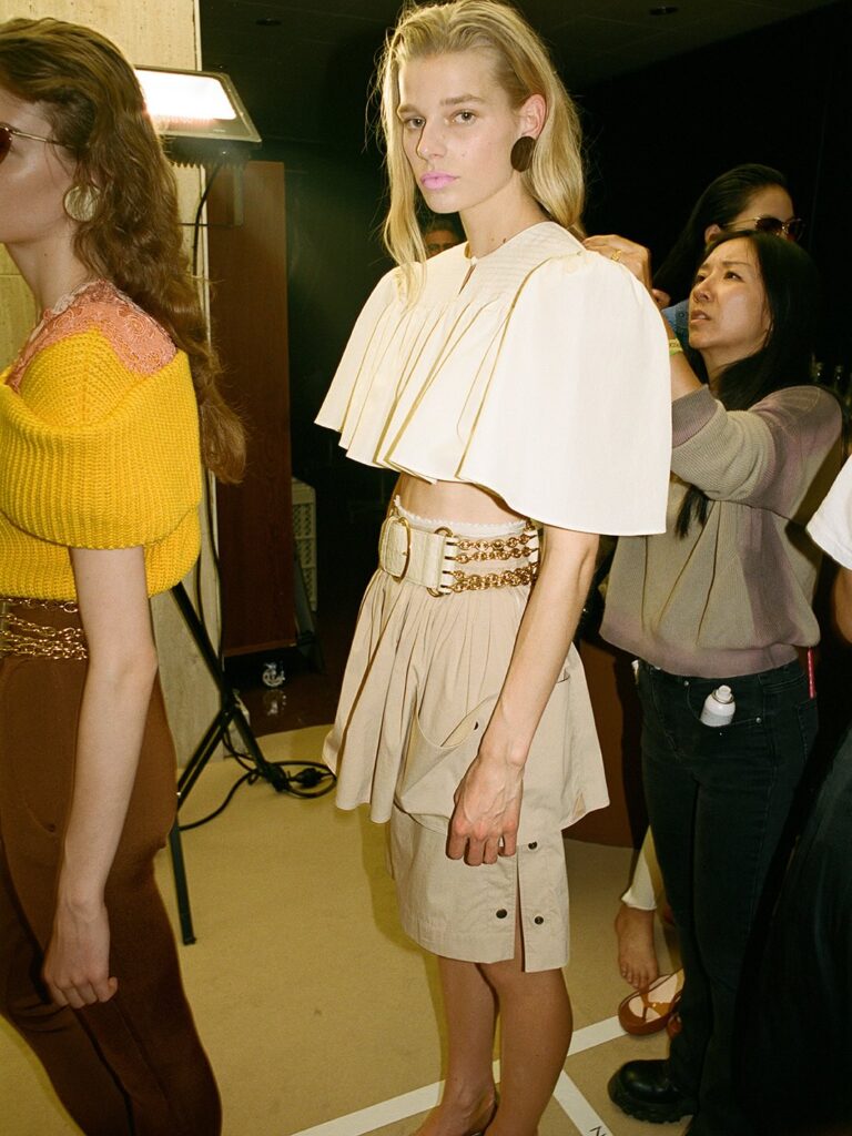 Rovnováha i dotek futurismu. Největší trendy z Pařížského Fashion Weeku