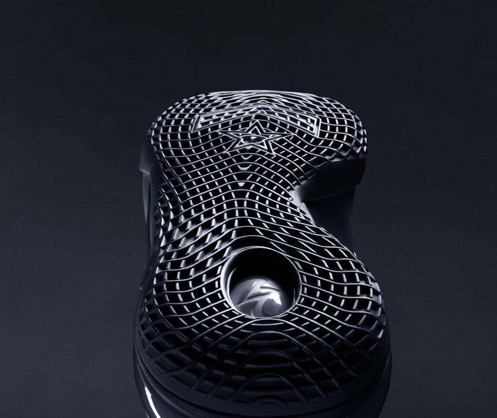 Converse SHAI 001: První Shaiova signature bota — nyní v barvách inspirovaných jeho blízkými