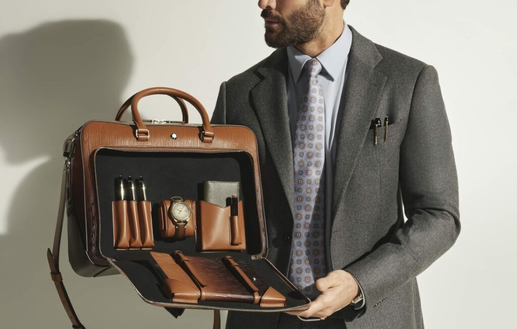 Stylově do kanceláře i na cesty: Montblanc představuje koženou kolekci pro jaro/léto 2026