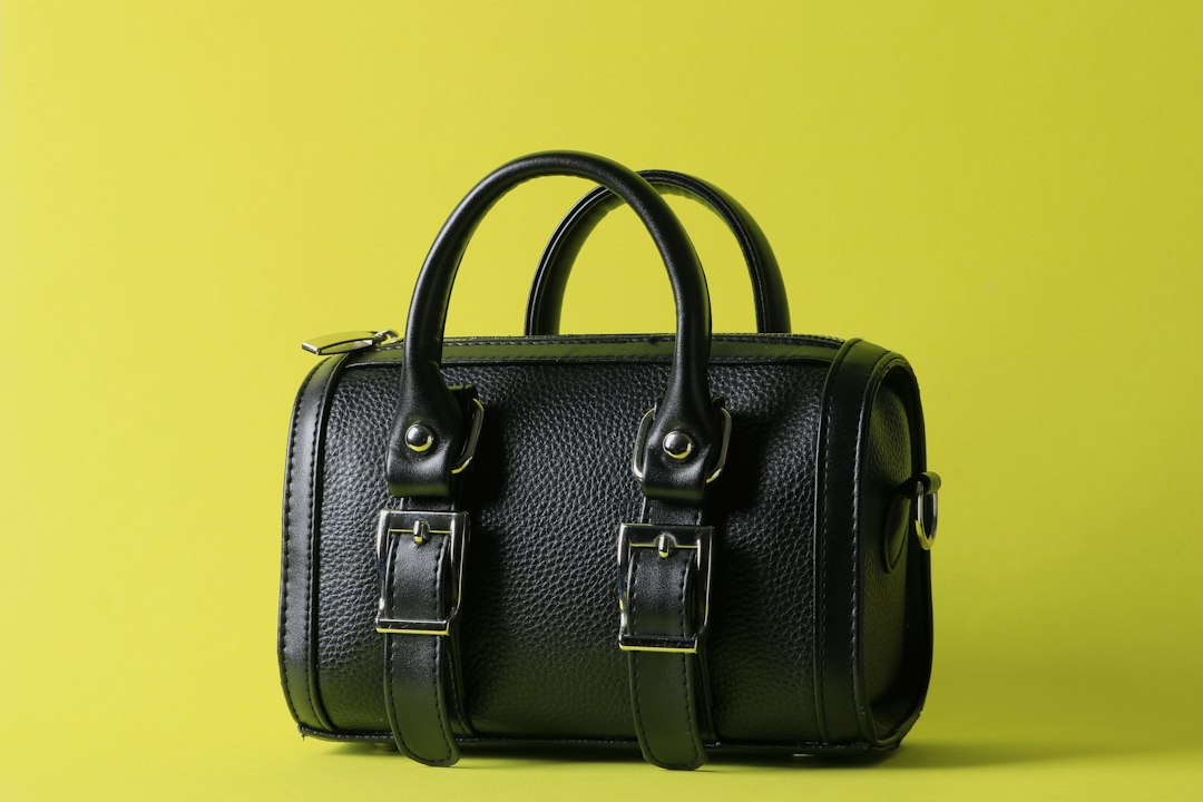 Černá kabelka na žlutém pozadí – ilustrační fotografie, nejde o výrobek Hermès ani Louis Vuitton