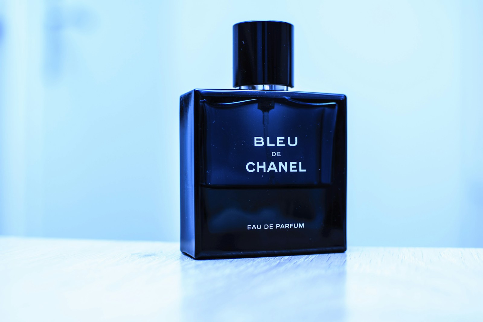 Flakon Bleu de Chanel – ilustrační fotografie parfému, nikoli pražské prodejny
