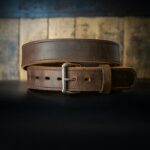 Hnědý kožený opasek s obdélníkovou kovovou sponou; ilustrační fotografie, nejde o výrobek Herm?s ani Louis Vuitton