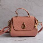Růžová kabelka na mramorové podložce – ilustrační fotografie, nejde o výrobek Herm?s ani Louis Vuitton