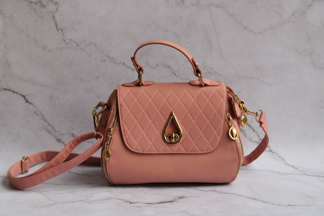Růžová kabelka na mramorové podložce – ilustrační fotografie, nejde o výrobek Herm?s ani Louis Vuitton