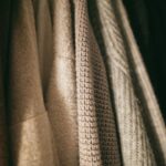 Struktury podzimních úpletů – ilustrační fotografie. Snímek nepředstavuje nabídku ani interiér butiku v Pařížské.